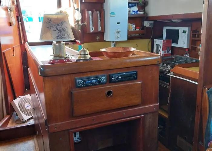 Marina Oasis, Your Boatel Botel