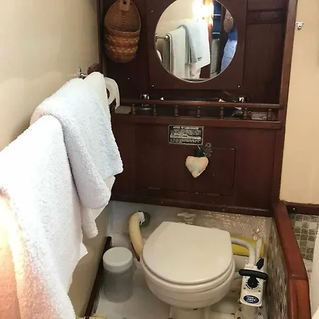 Marina Oasis, Your Boatel *