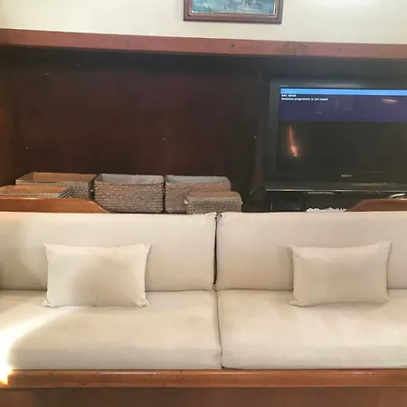 Marina Oasis, Your Boatel Botel *