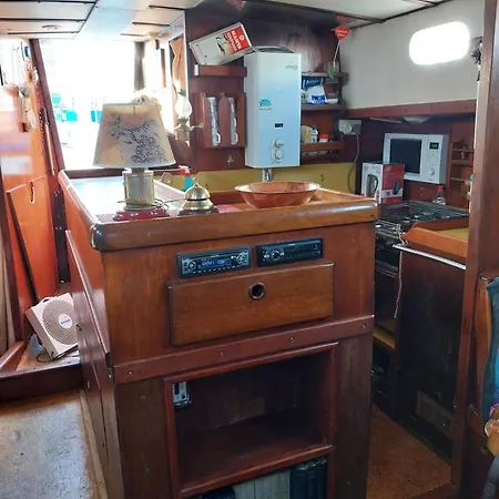 Marina Oasis, Your Boatel Botel